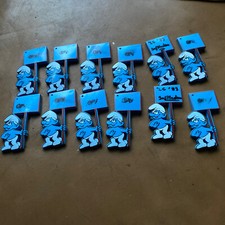 BIN 2 X SMURF HOLDING A SIGN by PEYO FLAT 6 Cm Tall