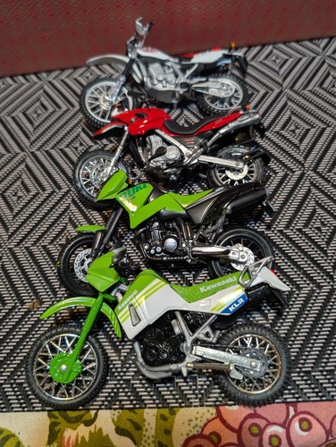 Four maisto motorcycles - four, 1/18