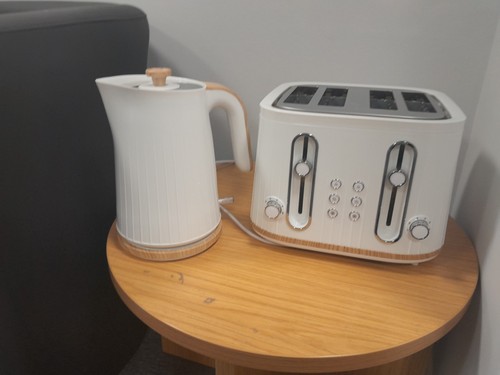 Four slice toaster and kettle