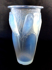 R.LALIQUE SIGNED " CEYLAN " PARAKEETS OPALESCENT VASE _ NICE BUT WITH CHIPS !