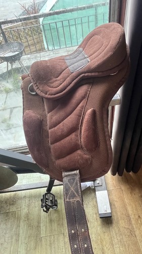 Treeless pony saddle