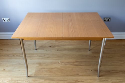 Extendable dining table