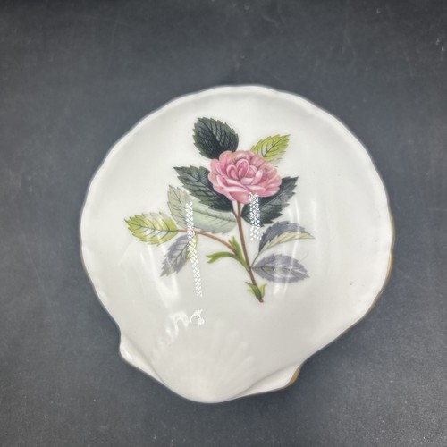 Wedgwood scallop shaped - scallop,