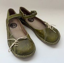 Red or Dead Size UK 4 Green