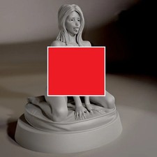 Unpainted 1/24 Sexy Girl Kneeling In Club Resin Figure Model Kit Unassembled