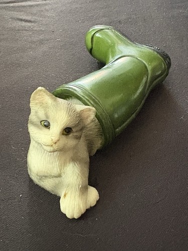 Cute grey cat green - cute,