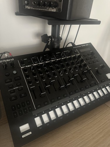 Roland rhythm performer - roland,