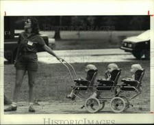 1985 Press Photo Karen Tucker pushes her triplets in stroller in Houston