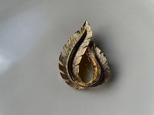 Vintage gold tone - brooch, pin