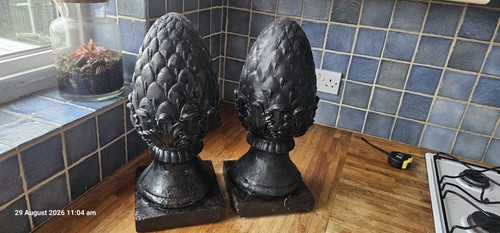 Pair black pinecone - pair, gate