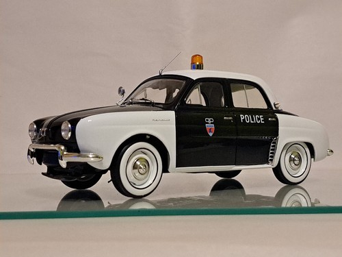 Scale renault dauphine - 1/18,