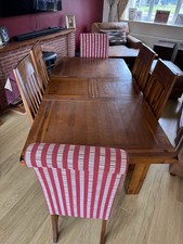 Extendable dining room table