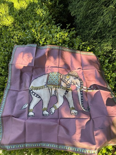 Large elephant thai - thai, hand