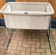 CHICCO BABY TRAVEL COT . COLLAPSIBLE .