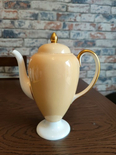 Elegant wedgwood coffee pot - pot, in