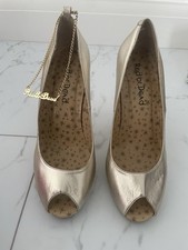 Red or dead shoes and matching