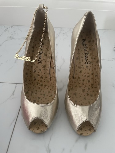 Red dead shoes and matching - or,
