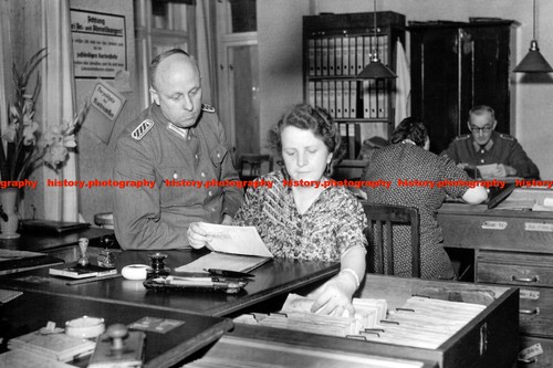F019669 german women - german,