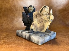 Clarecraft Discworld Collector's Piece 2004 - the Ankh-Morpork Handshake.