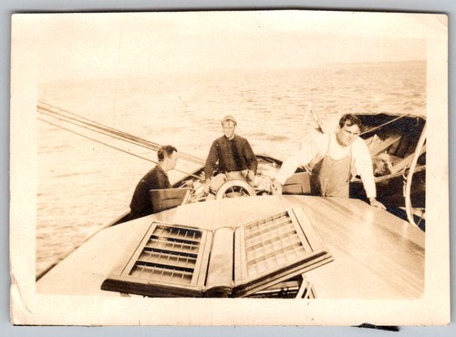 Vtg snapshot men sailing - b&w,