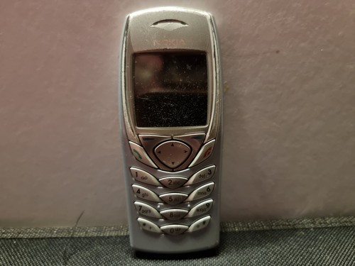 Nokia 6100 silver on - -,