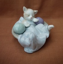 Nao by Lladro  "Comfy Kitty"
