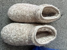 Ladies Bnwot Beige Slipper