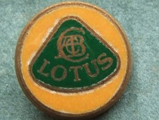 lotus motor car badge sports car motor racing owner driver f1 1980s pin badge