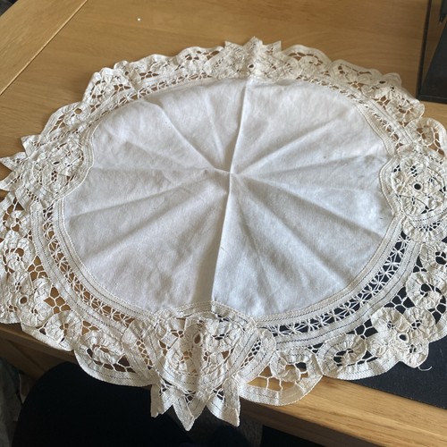 Pretty round vintage - pretty, in
