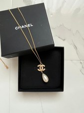 CHANEL Pearl Necklace Elegant