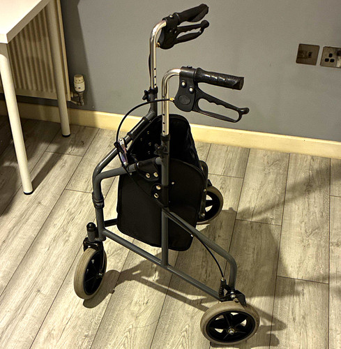 Drive wheel rollator walker - 3-wheel,