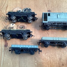 5 HORNBY OO FOUR FLAT AND BRAKE /  GUARDS VAN 2 WITH CABLES SPARES OR REPAIRS 