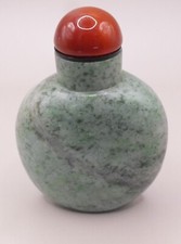CHINESE 19TH CENTURY LIGHT MOTTLED GREEN JADE SNUFF BOTTLE AGATE TOP QING
