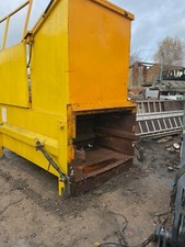 Waste Recycling compactor with skip locks