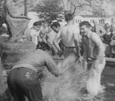 SCRATCHED 1940s Men Fountain