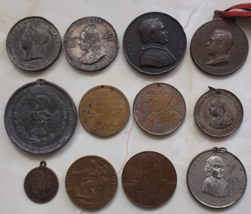 Medals medallions - 12,
