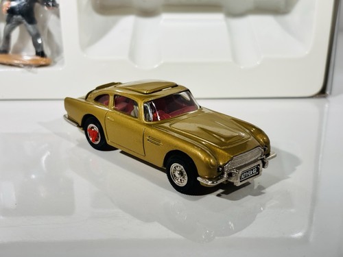 Corgi 04201 scale - scale, james