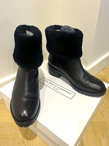 The white company black - white,