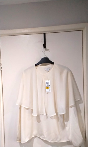 Ladies round neck - cape, detail
