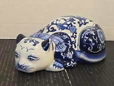 Blue and white - white, resting