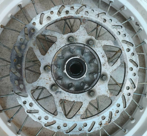 Front wheel hub with - , brake