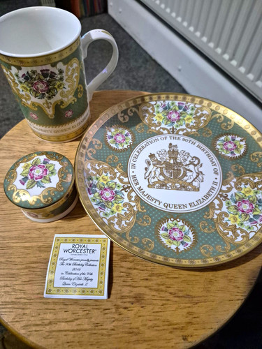 Royal worcester queen - royal,