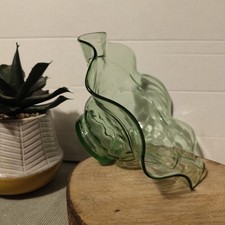 VINTAGE GREEN RUFFLED EDGE FOOTED GLASS BOWL  WAVY RIM  19cm wide fruit dish 