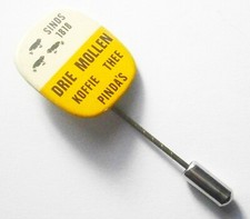S149) Drie Mollen Koffie Thee Pinda’s vintage advertising Badge tie lapel pin
