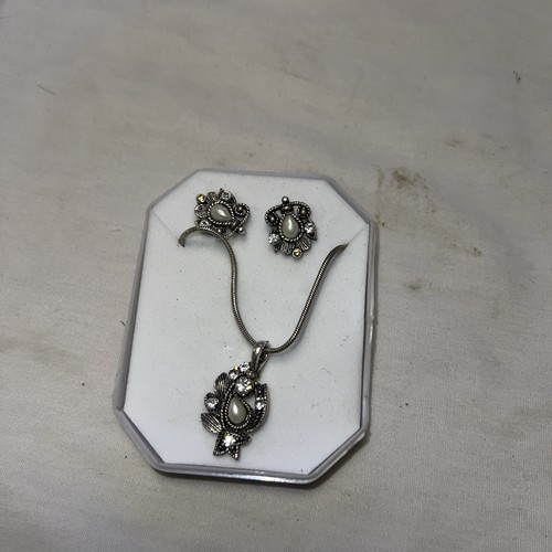 Gold tone earring and pendant - earring,