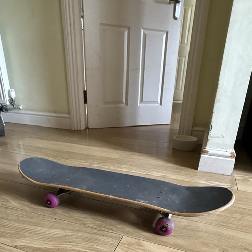 Second hand skate skateboard - hand,