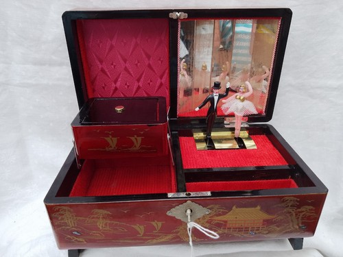 Japanese red lacquer jewellery - red,