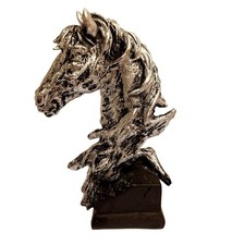 Horse head sculpture plinth - on,