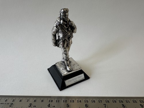 The raf pilot 1940 statue - pilot,