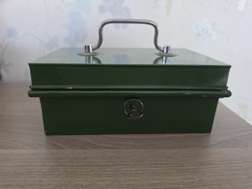 Vintage green metal - green,